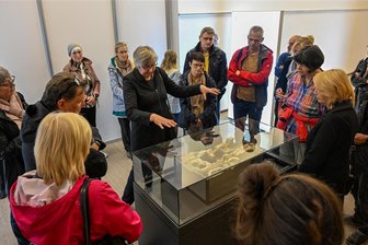Chemnitzer Sensationsfund: Bleibt die Mikwe für Besucher für immer unerreichbar? - Vor der Podiumsdiskussion führte die Chefin des Landesamtes für Archäologie, Regina Smolnik (Mitte) bei einer Führung durch die Ausstellung, die die Mikwe im Modell zeigt. Etwa 30 Besucher verfolgten ihre Ausführungen. Sie kündigte weitere Forschung zur Mikwe an.
