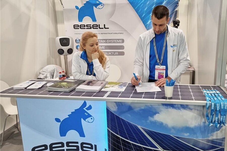 Chemnitzer Solaranlagen-Planer bei Ukraine-Aufbaumesse dabei - Die beiden Mitarbeitenden Milena Antsyserova und Ivan Diachenko am Stand der Chemnitzer Firma Eesell in Warschau.