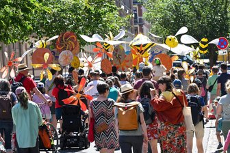 Chemnitzer Sonnenberg feiert Stadtteil-Festival „Hang zur Kultur“ - Mehr Blumen statt Beton: Bienen und Blüten symbolisieren das Anliegen.