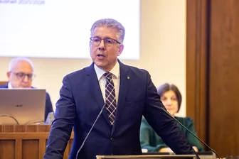 Chemnitzer Spar-Kurs: Finanzbürgermeister wirbt hinter verschlossenen Türen um Verständnis - Der Chemnitzer Finanzbürgermeister Ralph Burghart hatte in den vergangenen Monaten immer wieder auf die angespannte finanzielle Lage der Stadt hingewiesen. Doch ein vom Rathaus vorgelegtes Sparpaket lehnte der Stadtrat in großen Teilen ab.