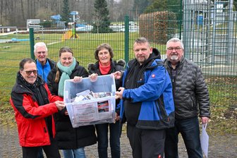 Chemnitzer Sparpaket: Ein Stadtteil kämpft für den Erhalt seines Freibades - Weit über 1000 Unterschriften für den Erhalt des zur Schließung vorgeschlagenen Freibades (hier im Hintergrund) im Chemnitzer Stadtteil Wittgensdorf hat eine Bürgerinitiative bereits gesammelt. Sie sollen demnächst an OB Sven Schulze übergeben werden.