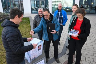 Chemnitzer Sparpläne: 5500 Unterschriften für Erhalt des Freibades Wittgensdorf - Mitglieder einer Bürgerinitiative um Volker Heyne (mitte) und des Kultur- und Heimatvereins Wittgensdorf haben mehr als 2200 Unterschriften für den Erhalt des Freibades an den Leiter des Chemnitzer Sportamtes Roger Rabenhold übergeben. Kommende Woche entscheidet der Stadtrat.