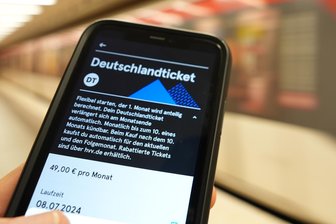 Chemnitzer SPD-Politiker Müller: Permanente Debatte über Finanzierung des Deutschlandtickets verunsichert Menschen - Ein Fahrgast hält ein Smartphone mit einem digitalen Deutschlandticket in der Hand. 2025 soll das Ticket teurer werden.