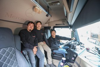 Chemnitzer Spedition holt Philippiner hinters Lenkrad - John Aquino, Fhynz Manlugon und Franch Valdueza aus den Philippinen freuen sich schon auf die Zeit hinterm Lenkrad der Mercedes-Zugmaschinen.