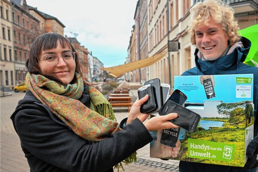 Chemnitzer spenden alte Handys für die Umwelt - Links Jennifer Petzl und rechts Paul Gerke von Bündnis 90 die Grünen beim einsammeln der Handy.