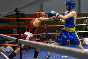 Chemnitzer Sportlerin nutzt den Heimvorteil im Ring - Im Angriffsmodus: Lokalmatadorin Maxi Klötzer (l.) gewann im Halbfliegengewicht.