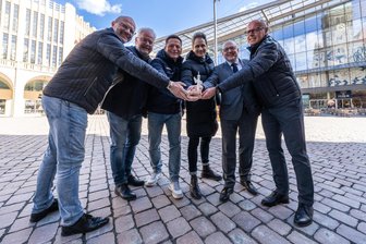Chemnitzer Sportpreis „Chemmy“ in diesem Jahr im Zeichen des Jubiläums und in Gedenken an Radsportlegende Michael Hübner - Die Macher des „Chemmy“ mit einem Mini-Duplikat der Trophäe von links nach rechts: Ideengeber Thomas Schönlebe, Gastgeber Andreas Wöllenstein, Stadtsportbundchef Jens Köhler, Sven Hertwig von Exclusiv Events, Oberbürgermeister Sven Schulze, Ideengeber Jens Carlowitz.