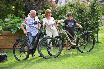 Chemnitzer spürt mit versteckter Technik gestohlene E-Bikes auf - Vier Stunden nach dem Diebstahl hatten die Steinbachs ihre E-Bikes wieder. Rolf Steinbachs Frau Michaele und Enkel Alex waren damit zum Gablenzer Bad gefahren.