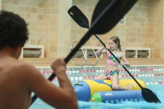 Chemnitzer Stadtbad feiert verspäteten 85. Geburtstag - Wassersport stand bei den Feiern zum 85-jährigen Bestehen des Stadtbades natürlich im Vordergrund. Die neunjährige Nell machte beim Kanu-Rennen mit. Mit ihrer Familie kommt sie regelmäßig ins Stadtbad. 