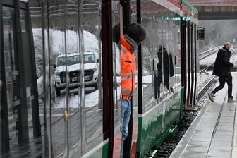 Chemnitzer Stadtbahn vor der Erweiterung: Sinfonie der Schranken und Signale - Einsteigen zur Testfahrt Montagmorgen am Haltepunkt Reichenhain. In dieser Woche findet auf der künftigen Strecke des Chemnitzer Modells zwischen Chemnitz und Aue eine Serie sogenannter Inbetriebnahmefahrten statt. Dabei wird das Zusammenspiel der Steuerungs- und Signaltechnik überprüft.