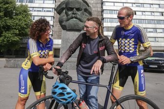Chemnitzer Stadtchef erwartet neue "Friedensfahrer" in Prag - An traditionsreicher Stelle wird der European Peace Ride am Samstag gestartet: Das Karl-Marx-Monument war in den 1980er-Jahren Ziel von Etappen der Internationalen Friedensfahrt. Diesmal werden Manja Seemann und Torsten Prenzlow (rechts) mit dabei sein, Kai Winkler organisiert das Rennen. 