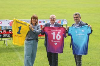 Chemnitzer Stadtchef tritt gegen ehemalige Pokalsieger an - Manuela Sachse vom Stadtsportbund, Oberbürgermeister Sven Schulze und Sylvio Krause, Bürgermeister von Amtsberg mit den Trikots für das Fußballturnier.
