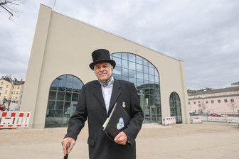 Chemnitzer Stadtführer starten mit einem Sternmarsch ins Kulturhauptstadtjahr - Stadtführer Eberhard Fiebig schlüpft wieder in die Rolle des Fabrikanten Richard Hartmann.