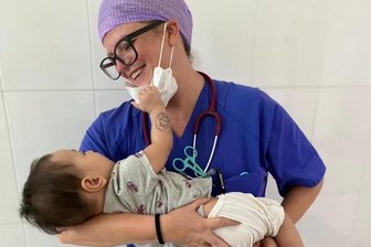Chemnitzer Stadtgeflüster: Politikerin Susanne Schaper bei Hilfseinsatz in Vietnam - Foto links: Susanne Schaper hat in Vietnam Kindern mit Spaltfehlbildungen zu einem neuen Leben verholfen. Foto oben: Lisa Kreißig übergab Franz Wagner-Streuber ein wertvolles Bandoneon. Foto unten: Susan Scherf-Apostel hat ein Finanz-Buch für Kinder geschrieben. 