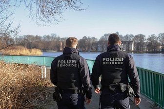Mitarbeiter des Stadtordnungsdienstes auf Kontrollgang am Schloßteich. In der Pandemie haben sie noch mehr Aufgaben als sonst. 