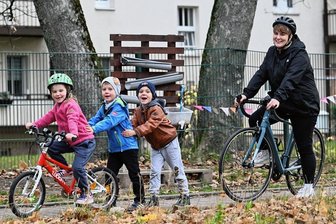 Chemnitzer Stadtradeln: "Ich habe jeden Tag Lust, Fahrrad zu fahren" - Emile, Paul, Noah und Erzieherin Nadja Hoffmann (von links) von der Kita Wiesenstraße haben gemeinsam mit weiteren Kindern, Erziehern, Eltern und Großeltern 2411 Radkilometer gesammelt.