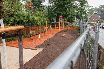 Chemnitzer Stadtrat lehnt Verbot von Glasflaschen rund um Spielplätze ab - Auf Spielplätzen wie diesem in Mittelbach gilt bereits ein Glasflaschen-, Alkohol- und Rauchverbot. Das Chemnitzer Rathaus hätte das gerne auf einen Umkreis von 30 Metern erweitert. Der Stadtrat war dagegen.