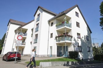 Chemnitzer Stadtteil verliert Hausärztin: Was das für die Patienten bedeutet - Die Arztpraxis in Kleinolbersdorf (im Erdgeschoss) wird ab 1. Oktober vorerst unbesetzt sein. Eine Nachfolgerin oder ein Nachfolger wird gesucht.