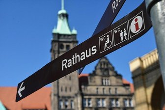 Chemnitzer Stadtverwaltung sortiert sich um: Was ändert sich für die Bürger? - Rathaus ist nicht gleich Rathaus: Um sich sinnvoll um die Belange der Stadt kümmern zu können, gliedert sich die Arbeit der Stadtverwaltung in vier, von eigenen Bürgermeistern geleitete Dezernate, sowie in fast 30 Ämter und Struktureinheiten - vom Bürger- bis zum Gesundheitsamt, von der Feuerwehr bis zu den Städtischen Kunstsammlungen.