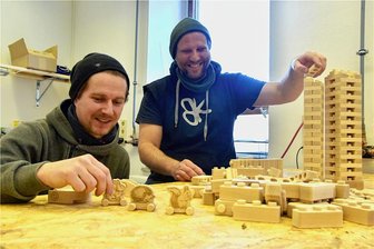 Chemnitzer Start-up bangt um Existenz - David Müller (li.) und Tino Hartrampf haben das Start-Up "Baumkinder" gegründet. Sie produzieren nachhaltiges Holzspielzeug.