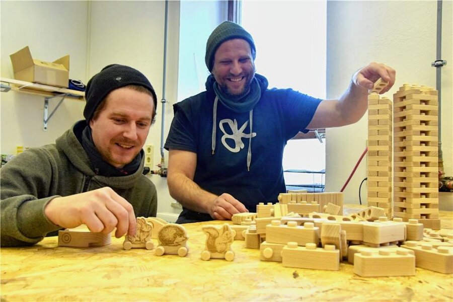Chemnitzer Start-up bangt um Existenz - David Müller (li.) und Tino Hartrampf haben das Start-Up "Baumkinder" gegründet. Sie produzieren nachhaltiges Holzspielzeug. Foto: 