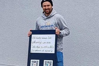 Chemnitzer Start-up will den Jobmarkt revolutionieren - So fing es an: Als JobSwop.io noch kein Geld für Marketing hatte, stellte sich Firmenchef Felix Nawroth mit diesem Schild auf eine Jobmesse.