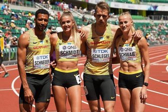 Chemnitzer Starter verpassen Finale bei Leichtathletik-WM - Vor ihrem Vorlauf über die vier mal 400 Meter waren sie noch optimistisch: die deutschen Starter Patrick Schneider und Alica Schmidt mit den zwei Chemnitzern Marvin Schlegel und Corinna Schwab (von links) bei der WM in Orgeon. Mit Platz fünf schied das Quartett am Freitagabend (Ortszeit) aber aus.