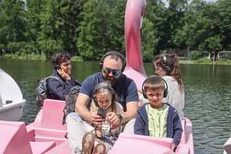 Chemnitzer Staunt-Festival: Vom Staunen zum Mitmachen - Gondeln mit Kopfhörer: Peter Adamy mit seiner Tochter Flora und seinen Neffen Philipp sowie Gerda Adamy und Carolin Adamy nehmen das ungewöhnliche Angebot gern an.