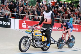 Chemnitzer Steherduo mit Schwerstarbeit zu Edelmetall - Robert Retschke beißt hinter Schrittmacher Holger Ehnert die Zähne zusammen und gibt alles.