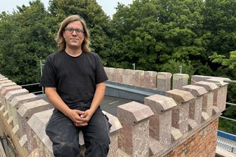 Chemnitzer Steinmetz haucht der Villa Dost neues Leben ein und setzt sichtbares Zeichen für das steinerne Erbe der Stadt - Mit Leidenschaft fürs Handwerk: Steinmetzmeister Till Apfel bringt der Villa Dost ihren verloren geglaubten Schmuck zurück – Stück für Stück aus Porphyrtuff.