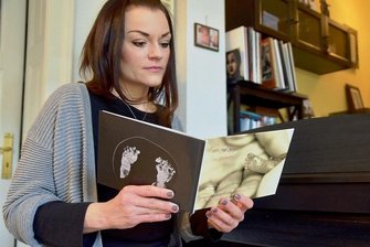 Chemnitzer Sternenkinder-Netzwerk bietet Hilfe an - Stephanie Loos blättert in einem Fotoalbum, das eine Erinnerung an ihr Sternenkind Elise ist. Das Album hat die Chemnitzer Sternenkind-Fotografin Maika Maudrich angefertigt.