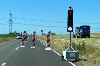 Die Chemnitzer Straße bei Mittweida ist halbseitig gesperrt. Eine Ampel regelt den Verkehr. 