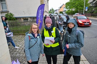 Chemnitzer Straße im Fokus: Bürger und Experten fordern mehr Fußgängerüberwege in Limbach-Oberfrohna - Birgit Lies, Alexandra Hermann und Mandy Scherzer leiteten das „Wegecheck“-Projekt in Limbach-Oberfrohna. Gemeinsam mit interessierten Bürgern liefen sie verschiedene Straßen in der Stadt ab.
