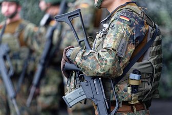 Chemnitzer Streit um Bundeswehr-Werbung: Rathaus weist Antrag auf Verbot zurück - Auch in Chemnitz wird kontrovers über den Umgang mit der forcierten Aufrüstung in Deutschland debattiert.