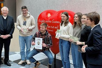 Chemnitzer Student will die katholische Kirche umkrempeln - Jung, katholisch, rebellisch: Clemens Kannegießer (Mitte) in dynamischer Pose. Er will mit einer Petition an jahrhundertealten Regeln der katholischen Kirche rütteln. In dieser Woche hat er sie dem Dresdner Bischof Heinrich Timmerevers (links) übergeben.
