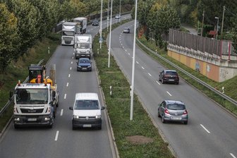 Chemnitzer Südring monatelang Baustelle: Behinderungen gleich auf zwei Abschnitten gleichzeitig - Der Chemnitzer Südring nahe der B 174. Weil auf dem vor gut 20 Jahren fertiggestellten Abschnitt immer mehr Lastwagen unterwegs sind, muss die Fahrbahn saniert werden.