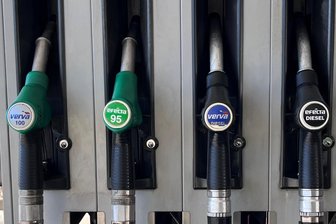 Chemnitzer Tanktouristen: Für wen lohnt sich die Fahrt nach Tschechien? - Gleich hinter der deutsch-tschechischen Grenze sind die Benzinpreise deutlich niedriger.