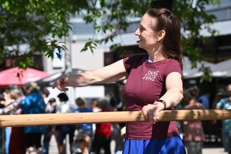Chemnitzer Tanz-Rekordversuch: „Nicht jede Stadt kann auf einem Bein stehen“ - Sabrina Sadowska bringt die Chemnitzer zum Tanzen.