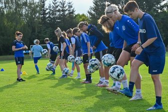 Chemnitzer Team ist am Rhein gefordert - Unter Anleitung von Co-Trainerin Madeleine Günl (l.) haben sich die CFC-Damen in dieser Woche weiter fit gemacht. 