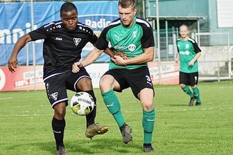 Chemnitzer Teams können jubeln - Der BSC Rapid Chemnitz mit Johannes Hopfe (rechts) konnte sein Heimspiel gegen Dresden Striesen mit 2:1 gewinnen.