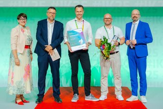 Chemnitzer Technologiefirma gewinnt Sächsischen Innovationspreis - Nico Nebel (Mitte) hat den Preis in Dresden entgegengenommen. Er führt Sitec seit 2021.