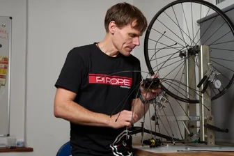 Chemnitzer Textil-Speichen mit Sächsischem Designpreis ausgezeichnet - Pi-Rope-Gründer Ingo Berbig beim Einbau der Textilspeichen.