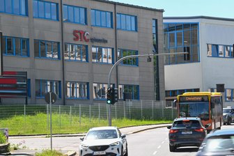 Chemnitzer Textilmaschinenbauer STC Spinnzwirn meldet Insolvenz an - Aus diesen Firmengebäuden von STC Spinnzwirn an der Zwickauer Straße gehen Textilmaschinen in die ganze Welt.