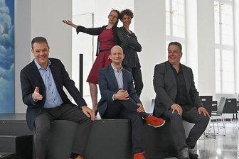 Chemnitzer Theater präsentieren neuen Spielplan mit Risiken - Mit "gesteigertem Lampenfieber" gehen die Chemnitzer Theater in die neue Spielzeit. Im Bild von links: Generalintendant Christoph Dittrich, Sabrina Sodowska (Ballett), Guillermo Garcia Calvo (Robert-Schumann-Philharmonie), Gundula Hoffmann (Figurentheater), Carsten Knödler (Schauspiel).