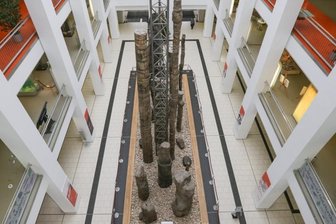 Chemnitzer Tietz: Wie weiter im Kulturkaufhaus? - Das menschenleere Foyer des Tietz war zuletzt der Coronapandemie geschuldet - die Probleme der Einrichtung reichen allerdings weiter zurück. Geschäfte im Erdgeschoss kamen und gingen. Versuche gastronomischer Angebote jenseits von Fleischer- und Bäckerimbiss scheiterten immer wieder. Bringen geplante "punktuelle Anpassungen" eine nachhaltige Lösung?