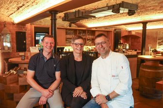 Chemnitzer Top-Gastronom Keilholz eröffnet Vinothek am Fuße des Kaßbergs - Sommelier Thomas Köhler, Susann Hutter und Roland Keilholz (v. l.) im neuen „Kaßbergkeller“.