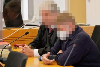 Der Angeklagte und sein Verteidiger: Bei der Aussage seiner Tochter zum Prozessauftakt hielt sich der Angeklagte die Augen zu.