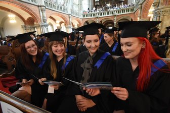 Chemnitzer TU-Absolventen feierlich verabschiedet - Zur Graduiertenfeier in der St. Petrikirche erschienen rund 300 Absolventen.
