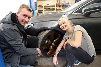 Chemnitzer Tuningclub sucht nach Kontrollen bei Treffen den Austausch mit der Polizei - Oft kommen sie zusammen - die Mitglieder der "FordSchritt Society". Hier zeigt sich der Vorstandsvorsitzende Christoph Laubner vor seinem Ford Mondeo gemeinsam mit der Social-Media-Beauftragten Antonia Süß. 