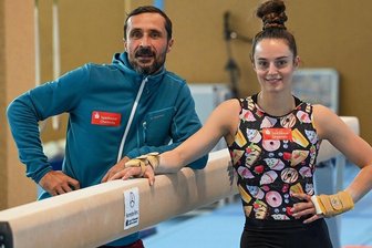 Chemnitzer Turn-Asse visieren bei der WM das Finale an - Pauline Schäfer-Betz flog mit ihrem Trainer Kay-Uwe Temme, der erstmals international dabei ist, nach Japan.